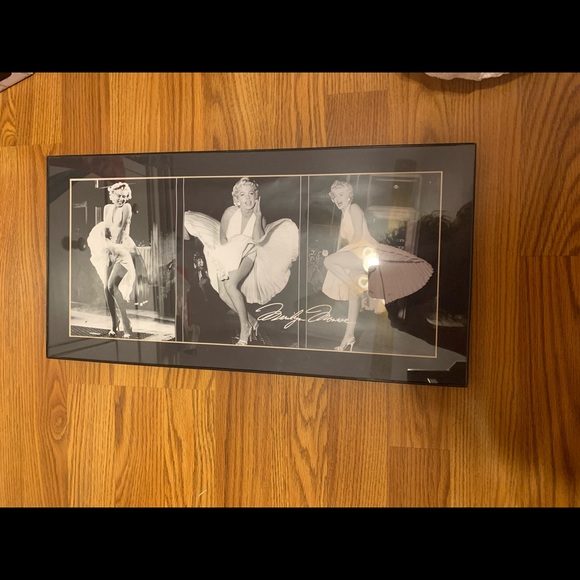 New Marilyn Monroe prints. Glass cover. 20x10 - Picture 2 of 3